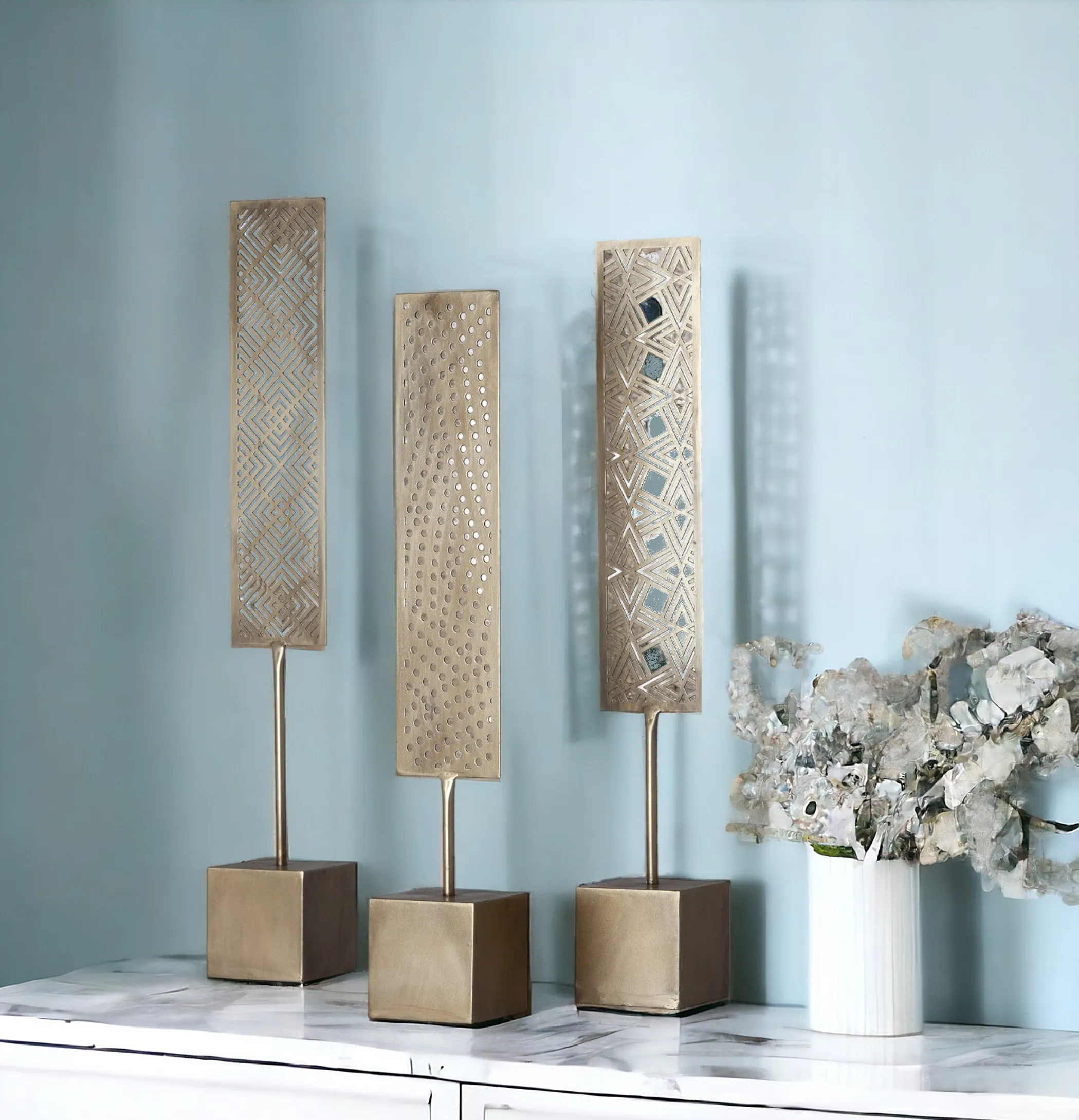 Bộ 3 vật trang trí để bàn kim loại vàng cắt họa tiết trừu tượng
