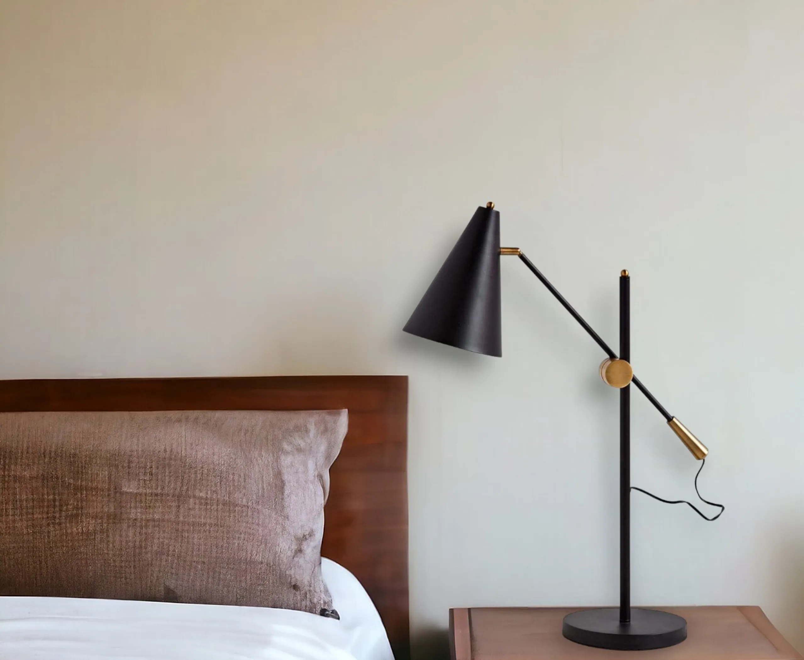 Đèn tay gấp kim loại màu đen 66cm chụp hình nón màu đen