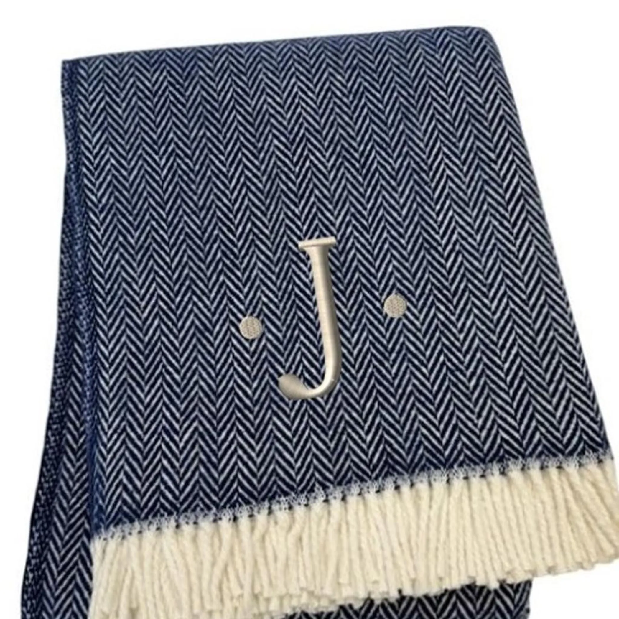 Chăn cotton pha dệt xương cá thêu chữ J màu xanh navy trắng, viền tua rua - Ảnh 4