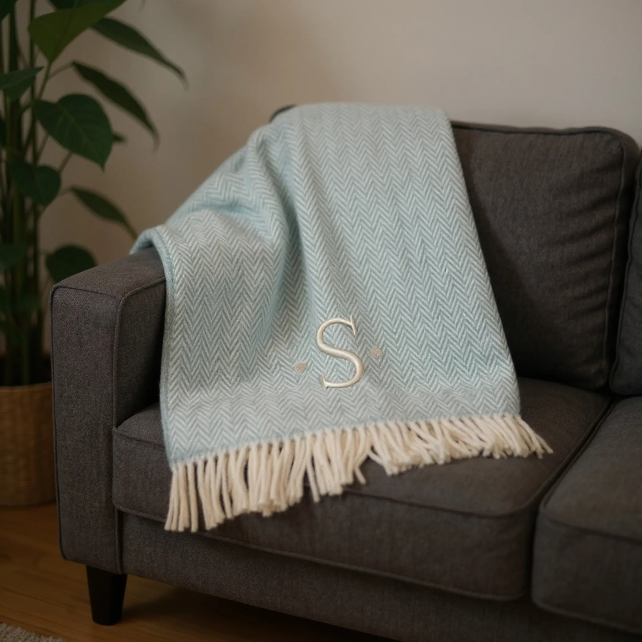 Chăn cotton pha dệt xương cá thêu chữ S màu xanh da trời trắng, viền tua rua - Ảnh 2