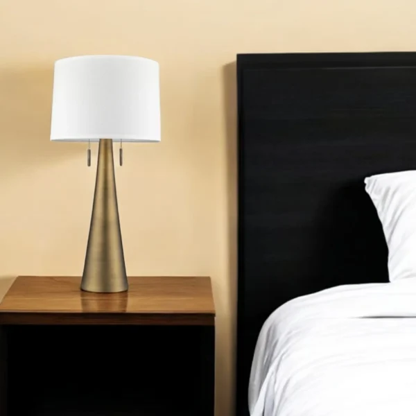Đèn bàn 2 bóng kim loại màu đồng thau 86cm chụp hình thang màu trắng