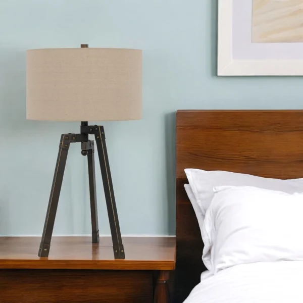 Đèn bàn chân kiềng kim loại màu xám than 81cm chụp trống màu nâu vàng