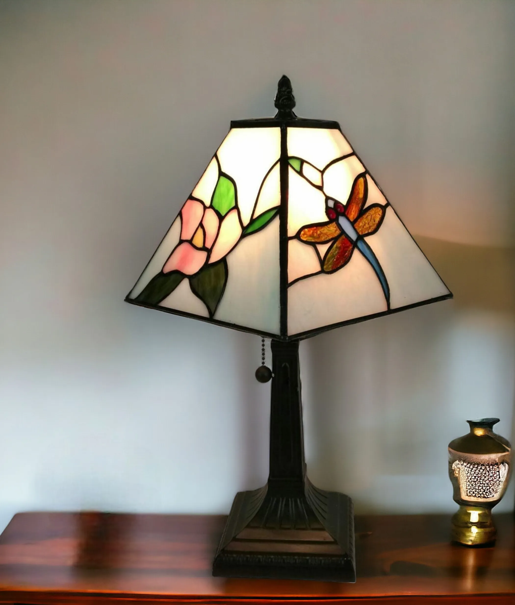 Đèn bàn kiểu chân nến kim loại nâu sẫm 38cm chụp hình thang màu trắng