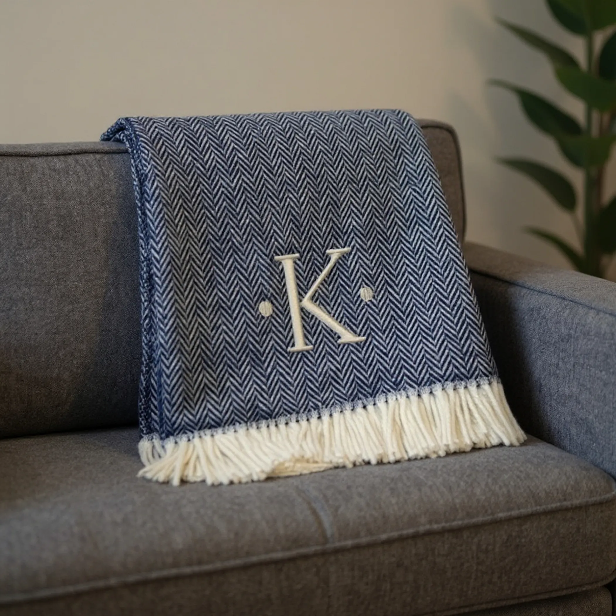 Chăn cotton pha dệt xương cá thêu chữ K màu xanh navy trắng, viền tua rua - Ảnh 2