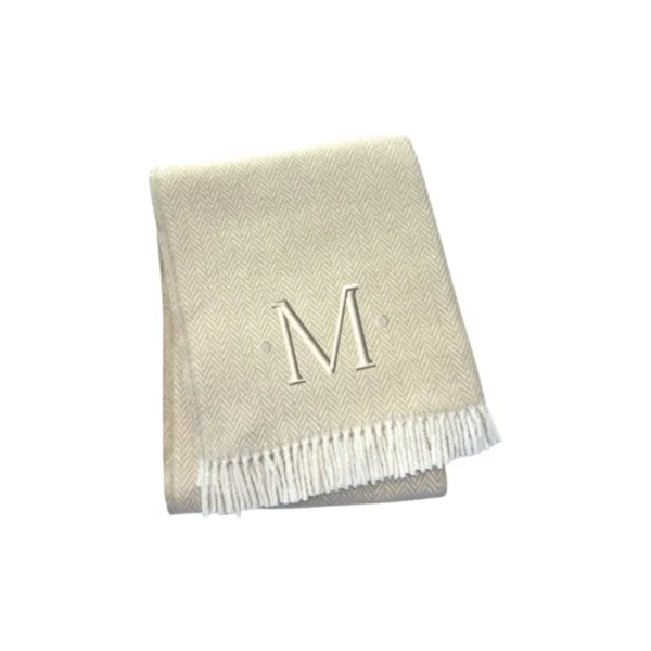 Chăn cotton pha dệt xương cá thêu chữ M màu lanh trắng, viền tua rua