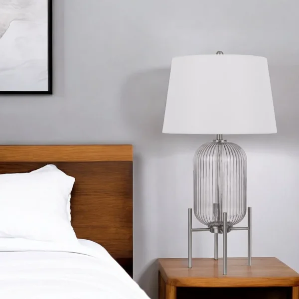 Đèn bàn thủy tinh dáng tròn màu niken 84cm chụp hình thang màu trắng