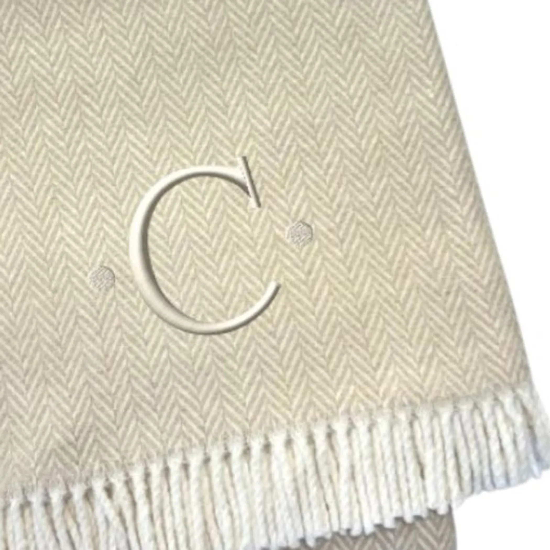 Chăn cotton pha dệt xương cá thêu chữ C màu lanh trắng, viền tua rua - Ảnh 5