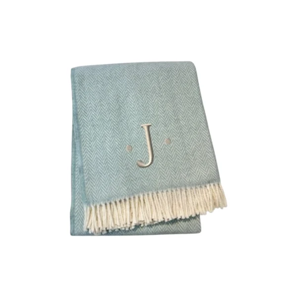 Chăn cotton pha dệt xương cá thêu chữ J màu xanh da trời trắng, viền tua rua
