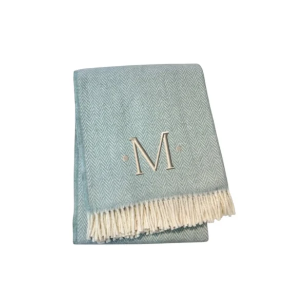 Chăn cotton pha dệt xương cá thêu chữ M màu xanh da trời trắng, viền tua rua