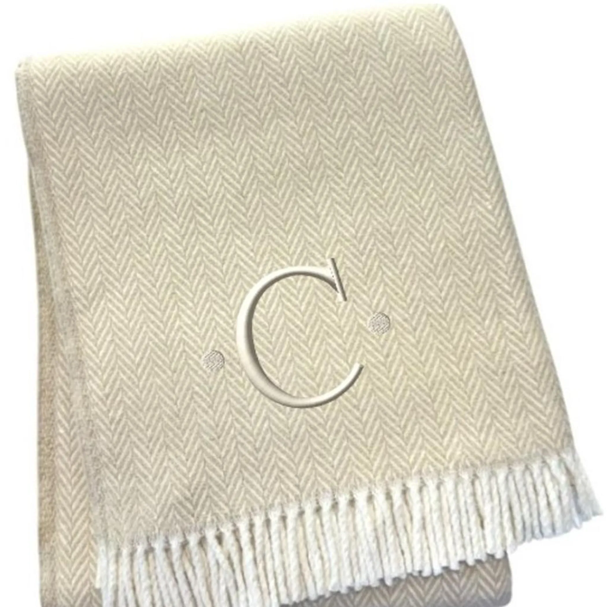 Chăn cotton pha dệt xương cá thêu chữ C màu lanh trắng, viền tua rua - Ảnh 4