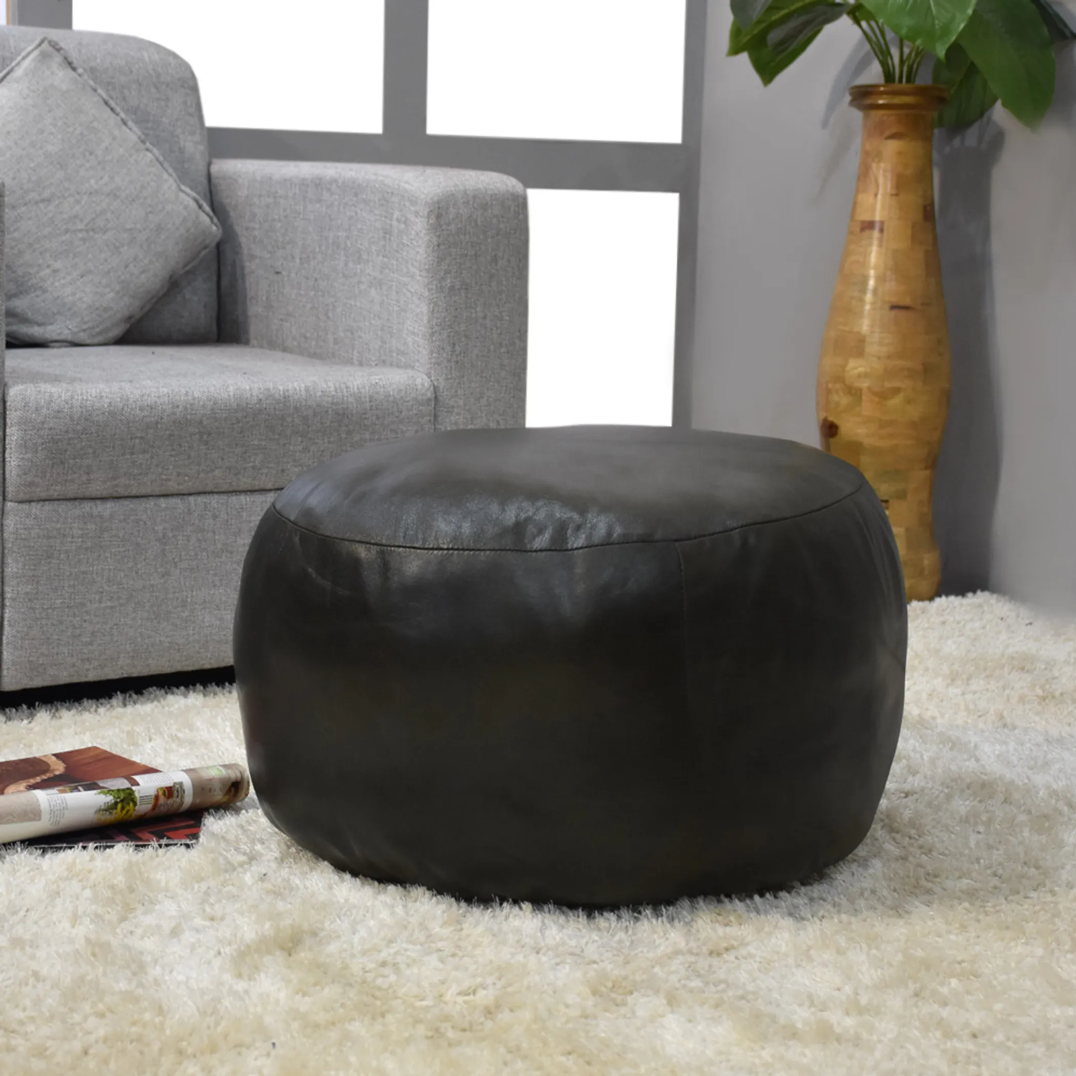 Đôn ngồi (pouf) tròn da dê thủ công màu xanh lá, ruột bông tái chế