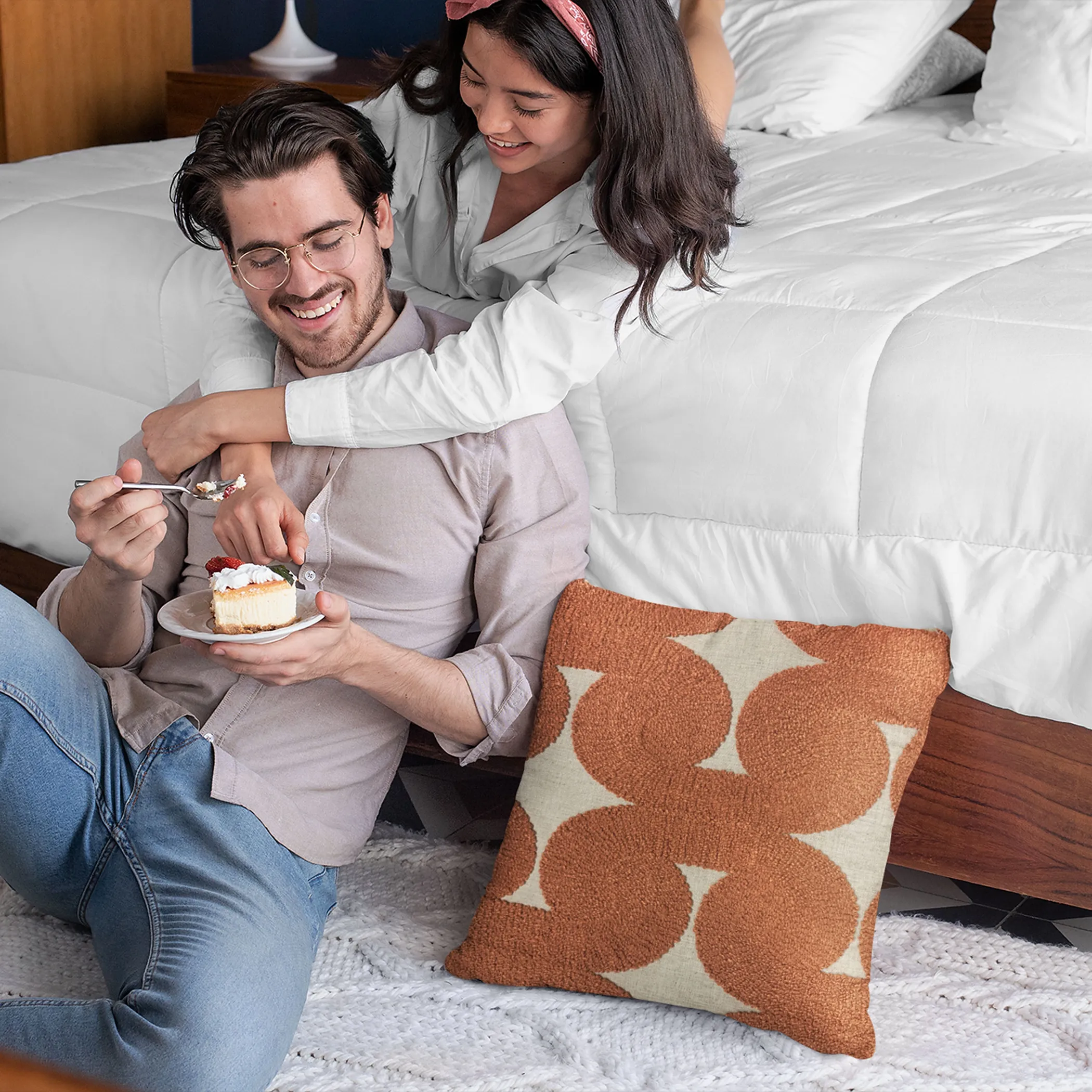Gối tựa cao cấp Plutus họa tiết chấm bi mê cung màu đỏ - Ảnh 2