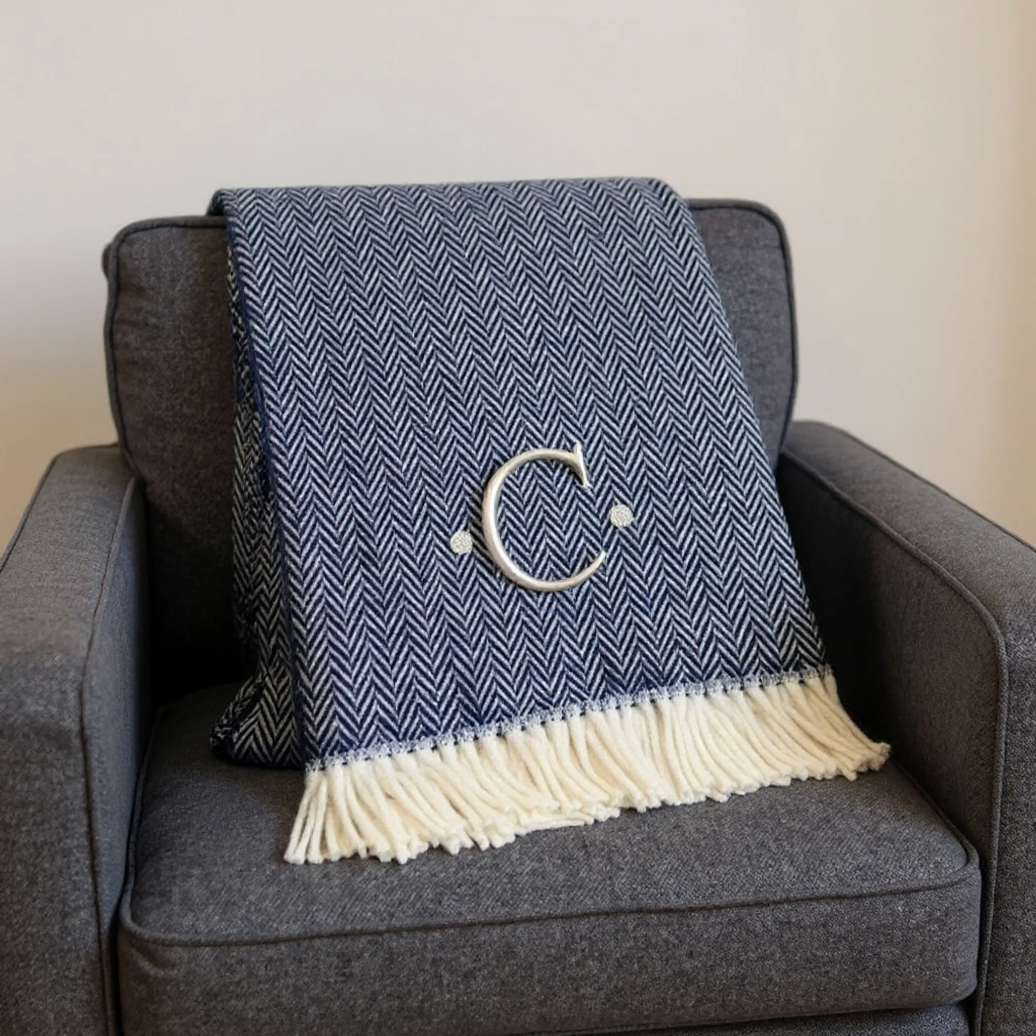 Chăn cotton pha dệt xương cá thêu chữ C màu xanh navy trắng, viền tua rua - Ảnh 2