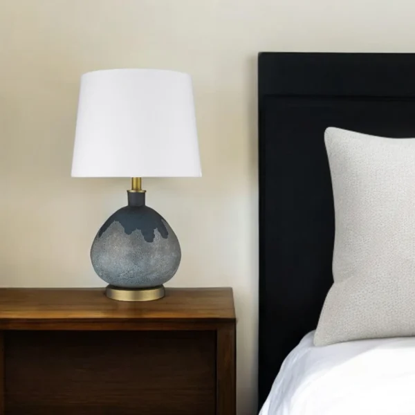 Đèn bàn bê tông dáng bầu màu xanh mòng két 56cm chụp hình thang màu kem