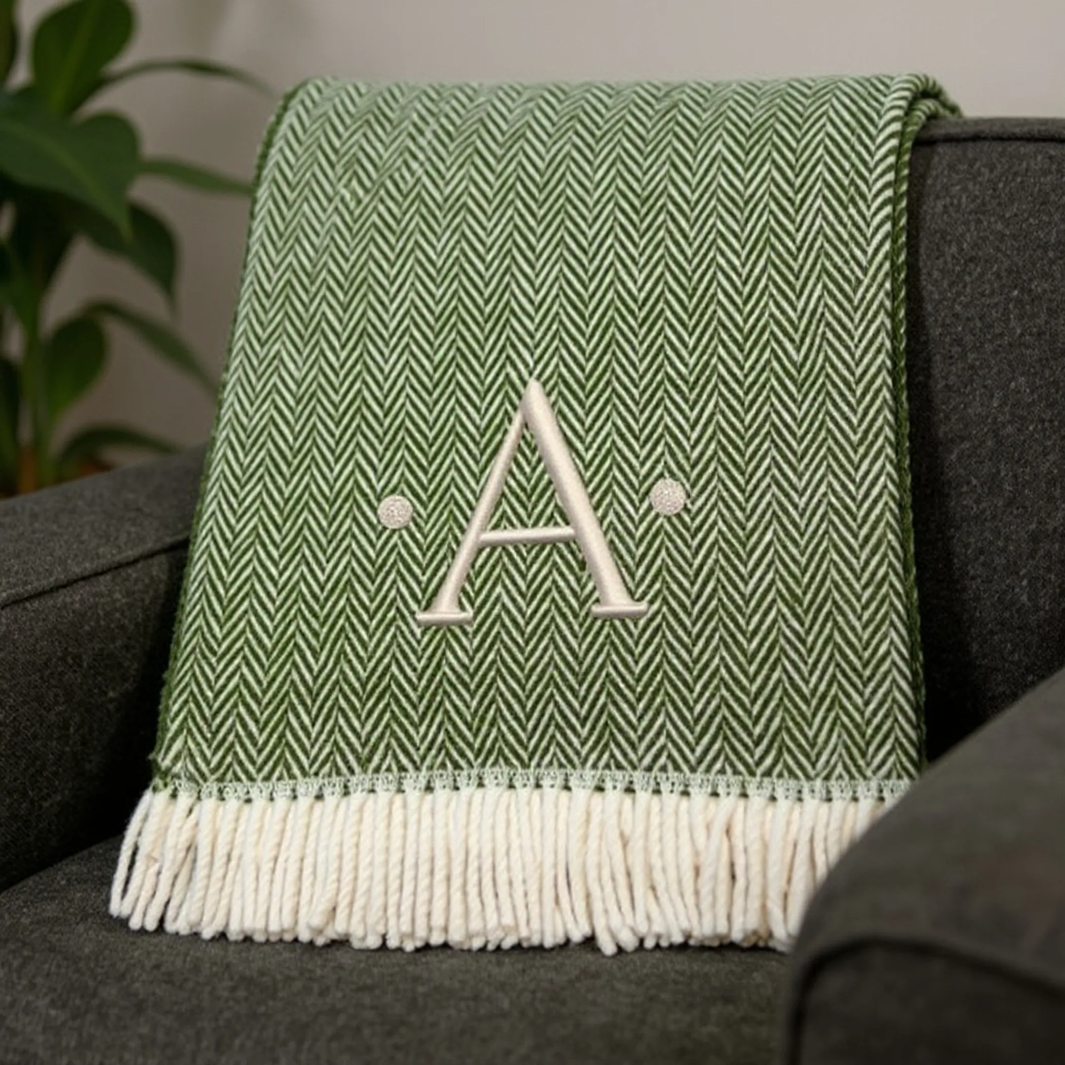 Chăn cotton pha dệt xương cá thêu chữ A màu xanh rêu trắng, viền tua rua - Ảnh 2