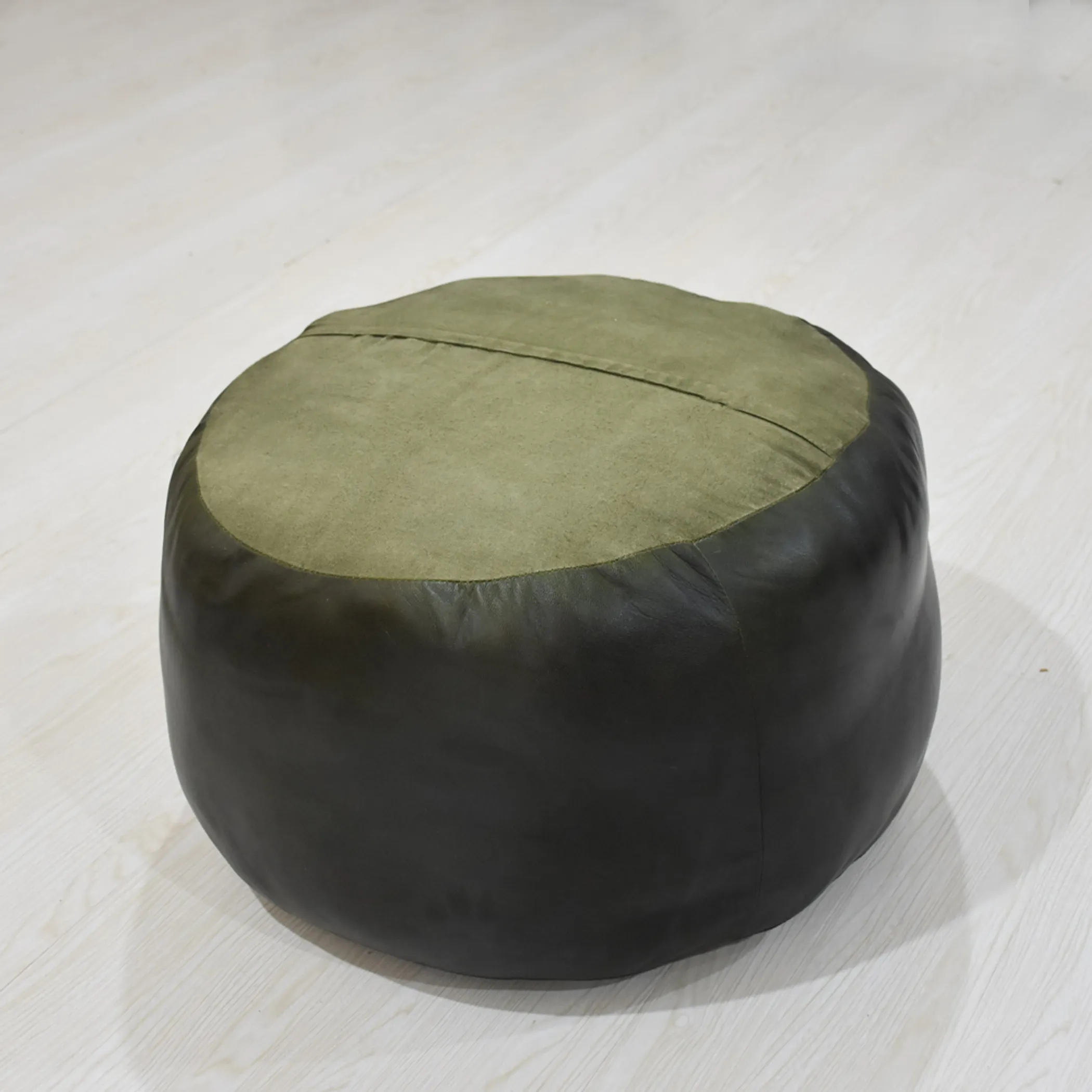 Đôn ngồi (pouf) tròn da dê thủ công màu xanh lá, ruột bông tái chế - Ảnh 5
