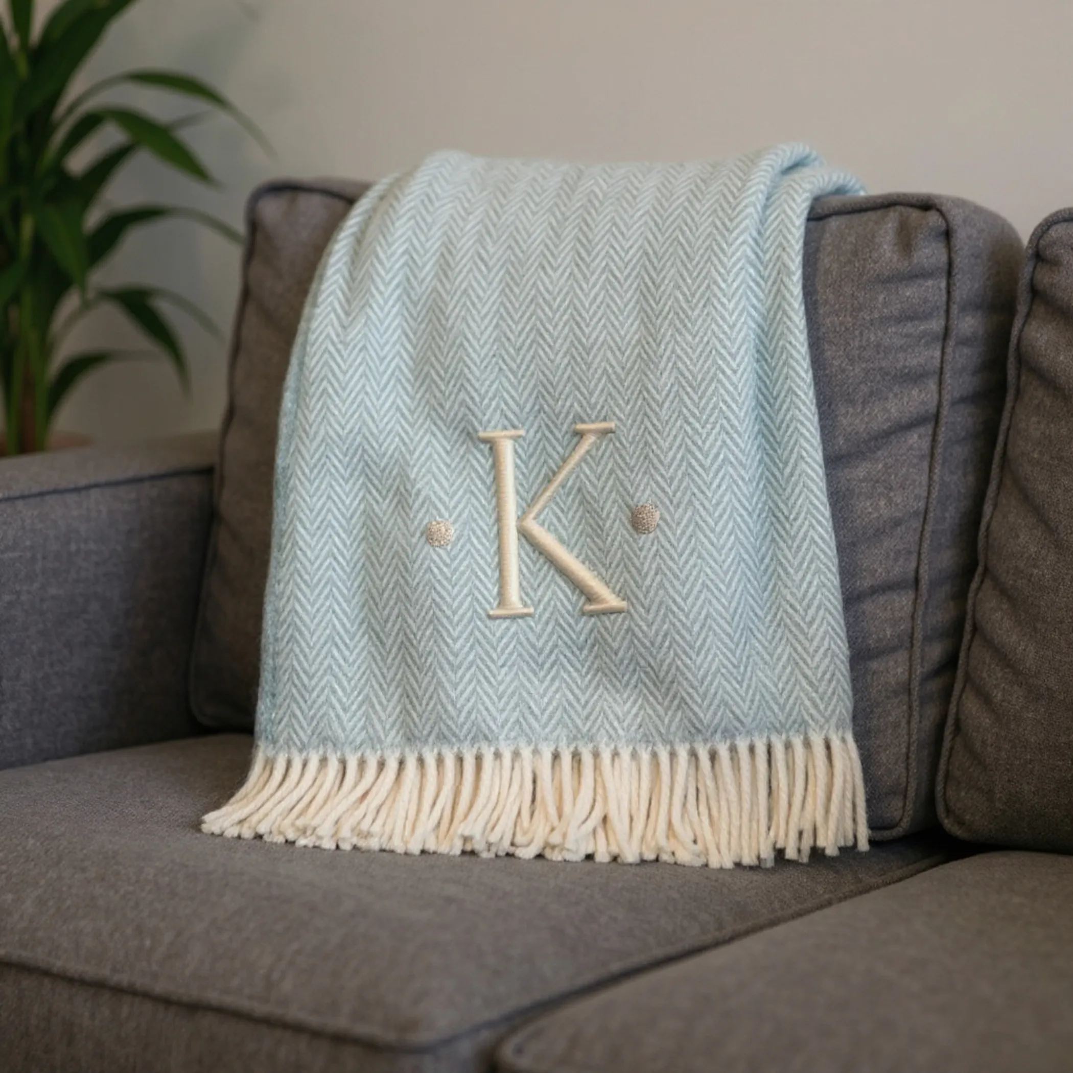 Chăn cotton pha dệt xương cá thêu chữ K màu xanh da trời trắng, viền tua rua - Ảnh 2