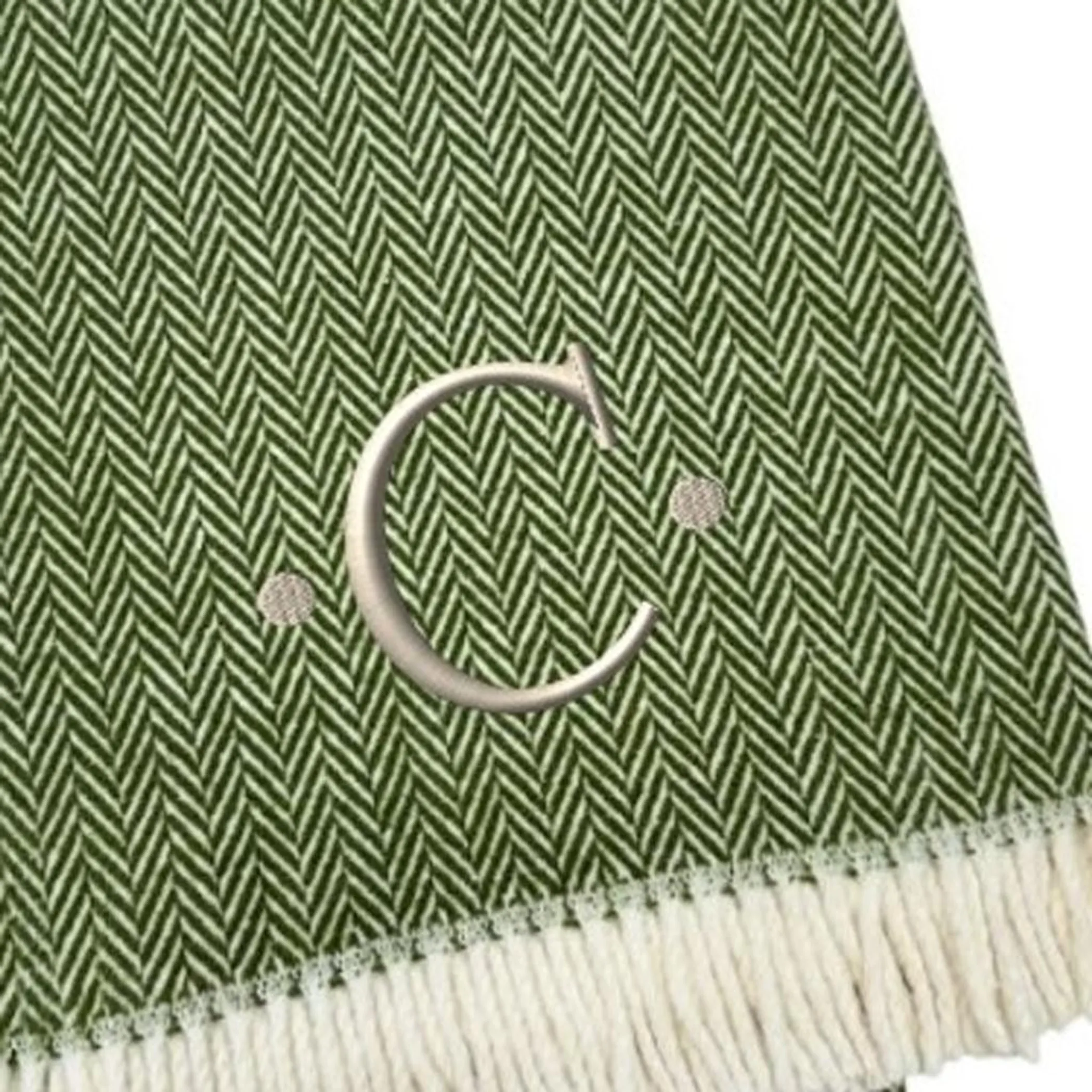 Chăn cotton pha dệt xương cá thêu chữ C màu xanh rêu trắng, viền tua rua - Ảnh 4