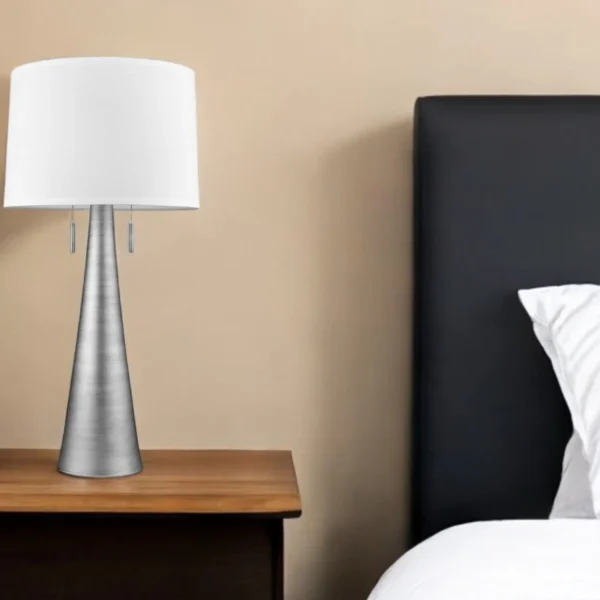 Đèn bàn 2 bóng kim loại màu bạc 86cm chụp hình thang màu trắng