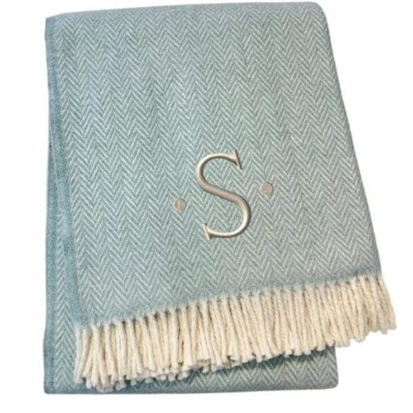 Chăn cotton pha dệt xương cá thêu chữ S màu xanh da trời trắng, viền tua rua