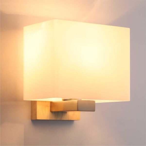 Đèn tường hiện đại DTV232 hợp kim mạ bạc chao kính trắng mờ đế gỗ