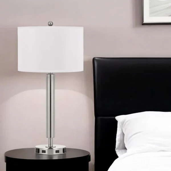 Đèn bàn trụ tròn kim loại mạ niken 76cm có cổng USB, chụp vải trắng