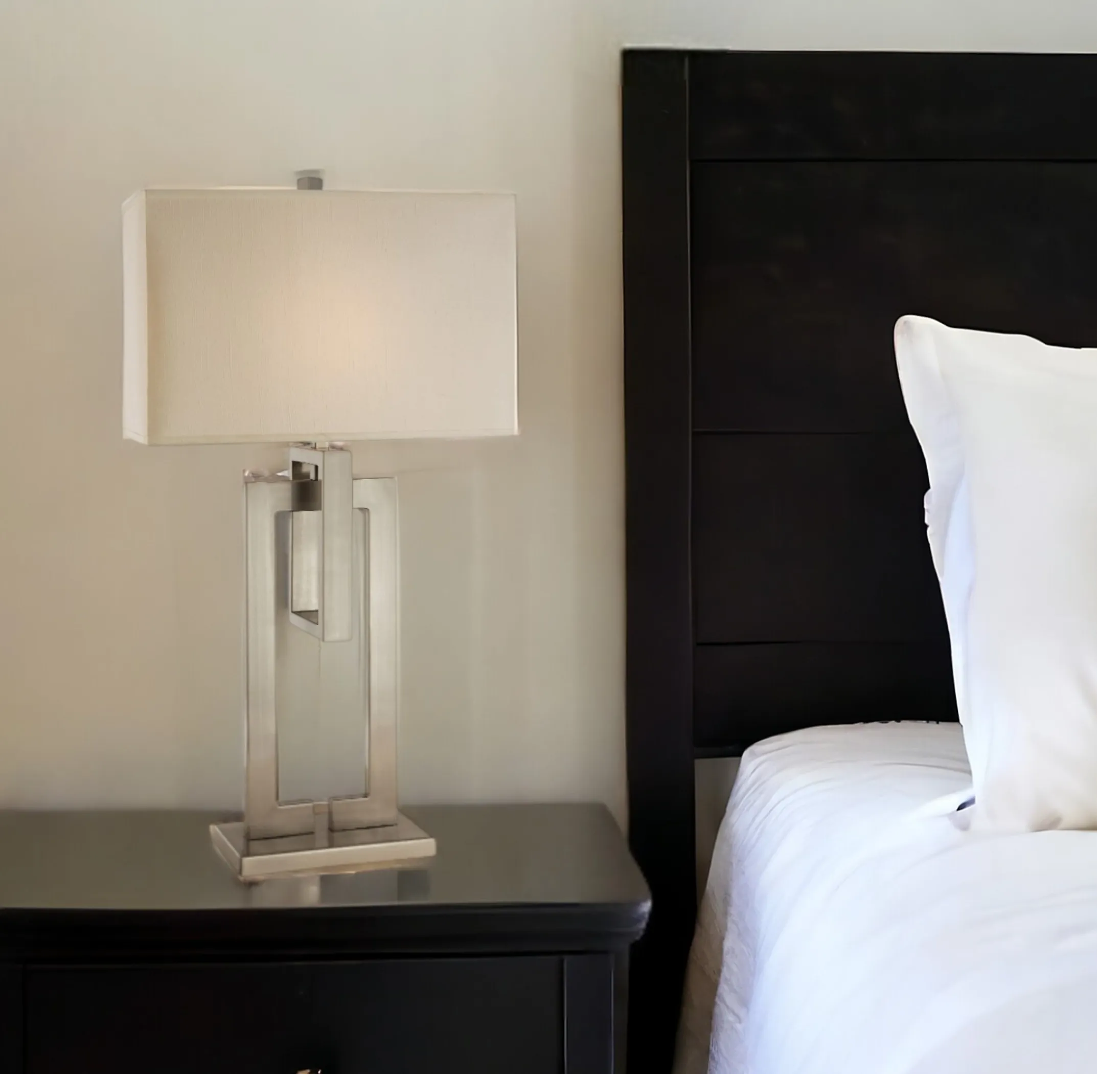 Đèn bàn sắt mạ niken 91cm họa tiết hình học, chụp màu ngà