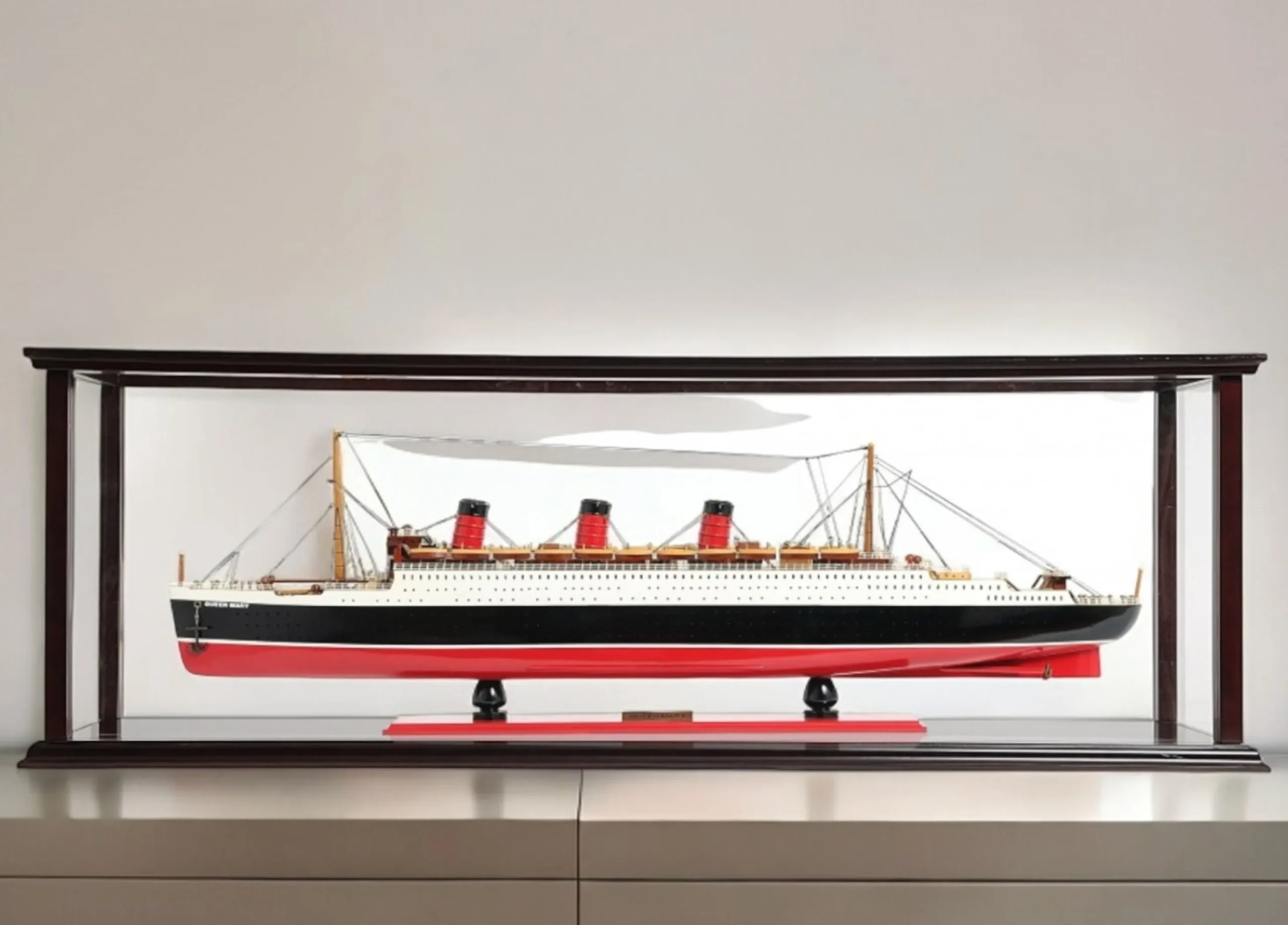 Mô hình tàu RMS Queen Mary trong hộp trưng bày sơn vẽ tay đen đỏ 41cm