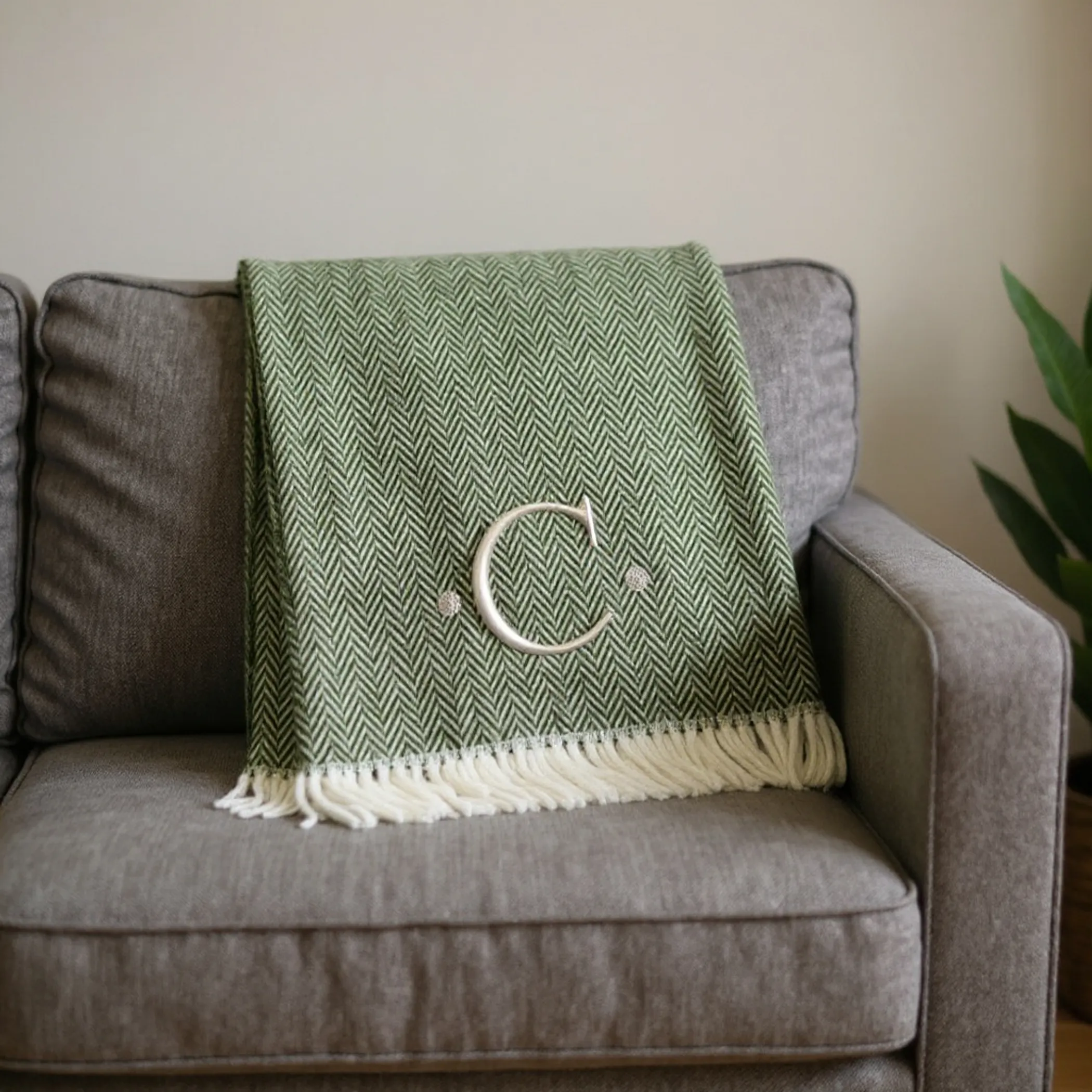 Chăn cotton pha dệt xương cá thêu chữ C màu xanh rêu trắng, viền tua rua - Ảnh 2