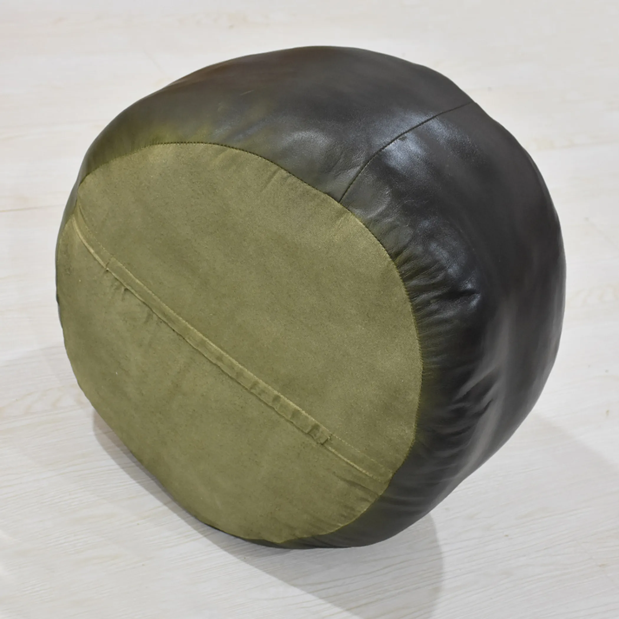 Đôn ngồi (pouf) tròn da dê thủ công màu xanh lá, ruột bông tái chế - Ảnh 4
