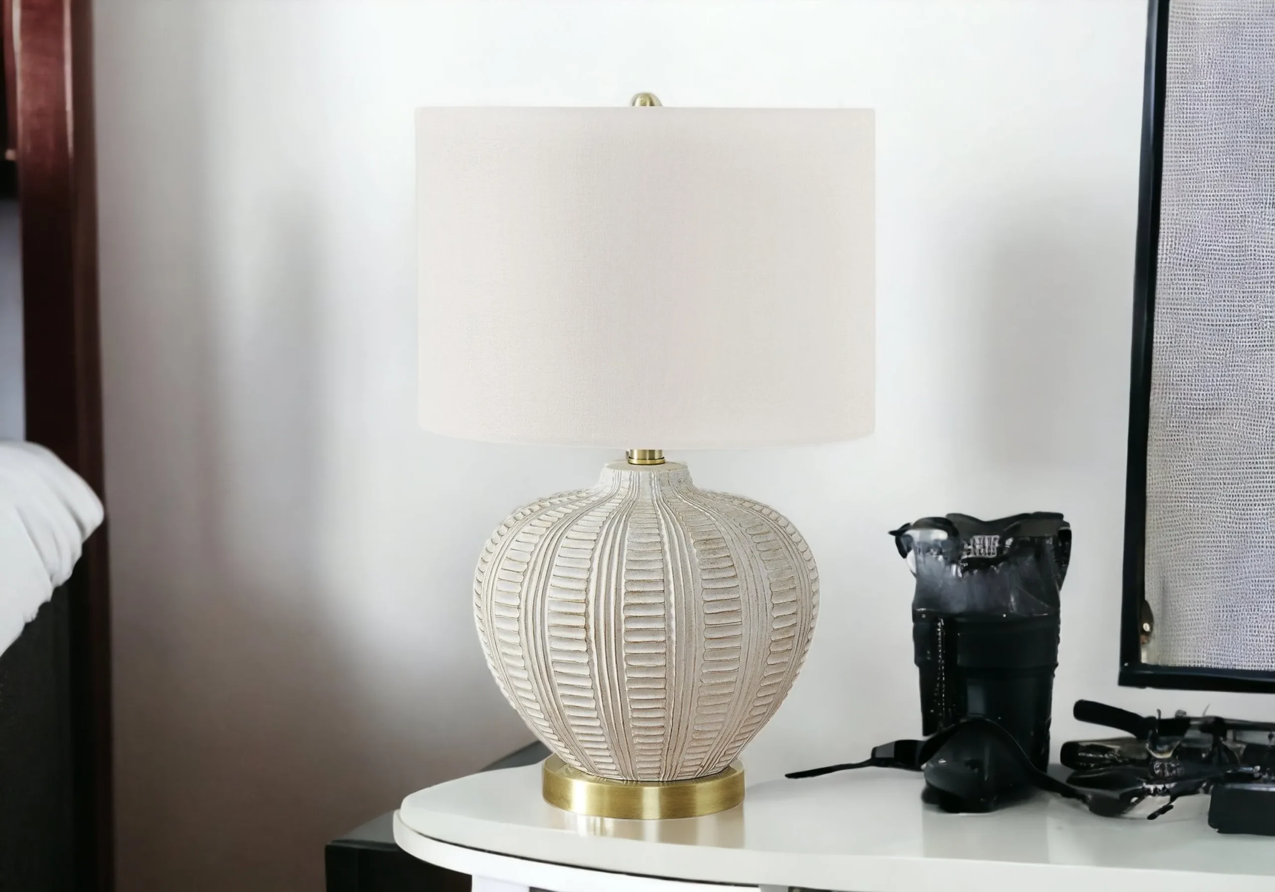 Đèn bàn thân bình gốm màu vàng trắng 53cm với chụp đèn tròn màu ngà - Ảnh 2