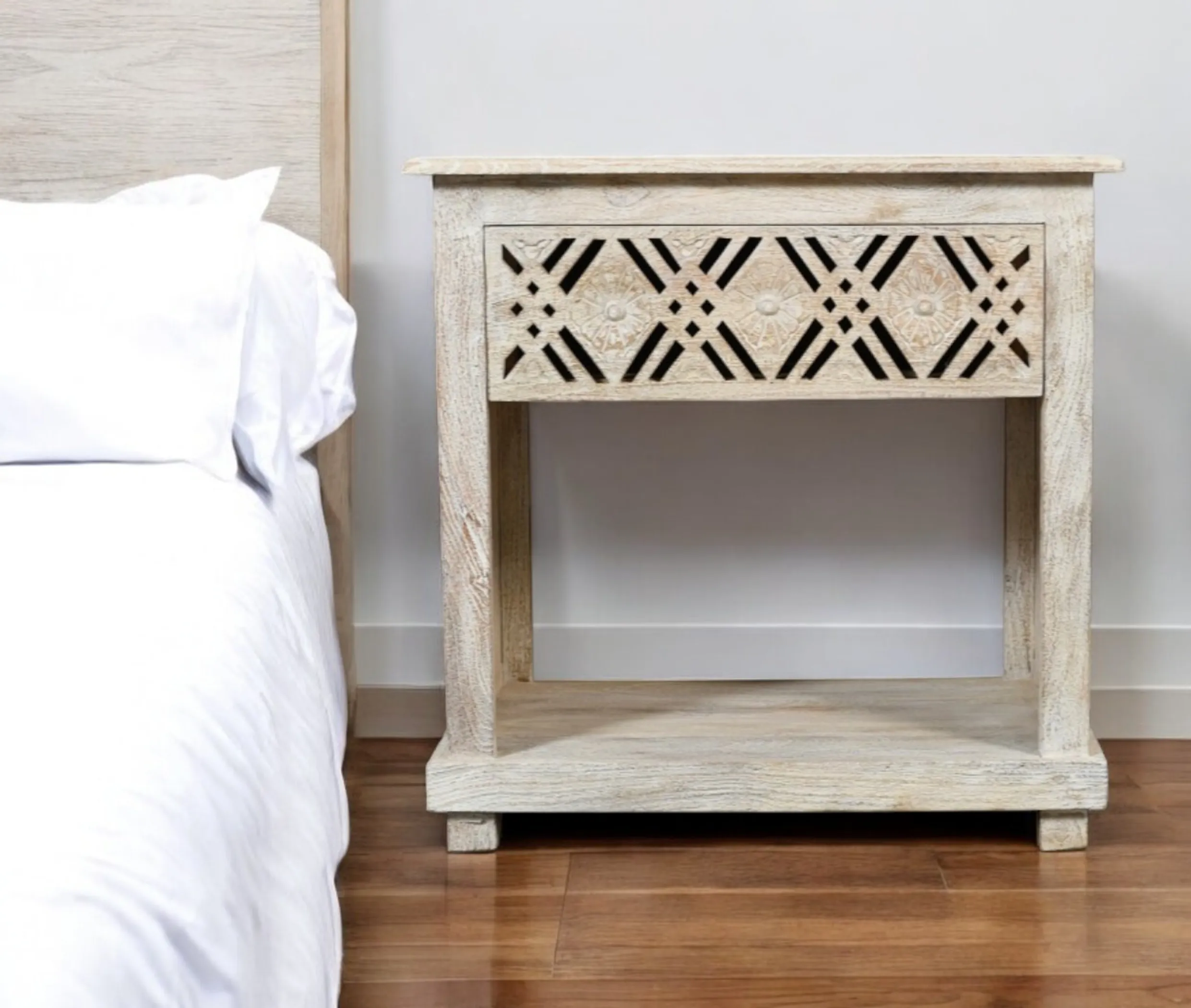 Tủ đầu giường gỗ tự nhiên 71cm chạm khắc hình học màu trắng cũ kỹ