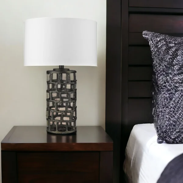 Đèn bàn kim loại đen dáng cột 66cm, chụp tròn màu trắng