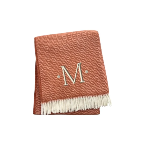 Chăn cotton pha dệt xương cá thêu chữ M màu đất nung trắng, viền tua rua