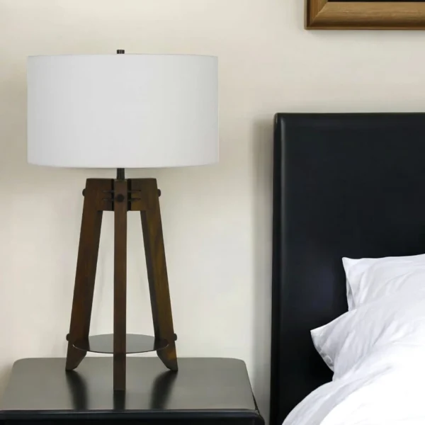 Đèn bàn chân kiềng kim loại màu nâu 81cm chụp trống màu trắng ngà