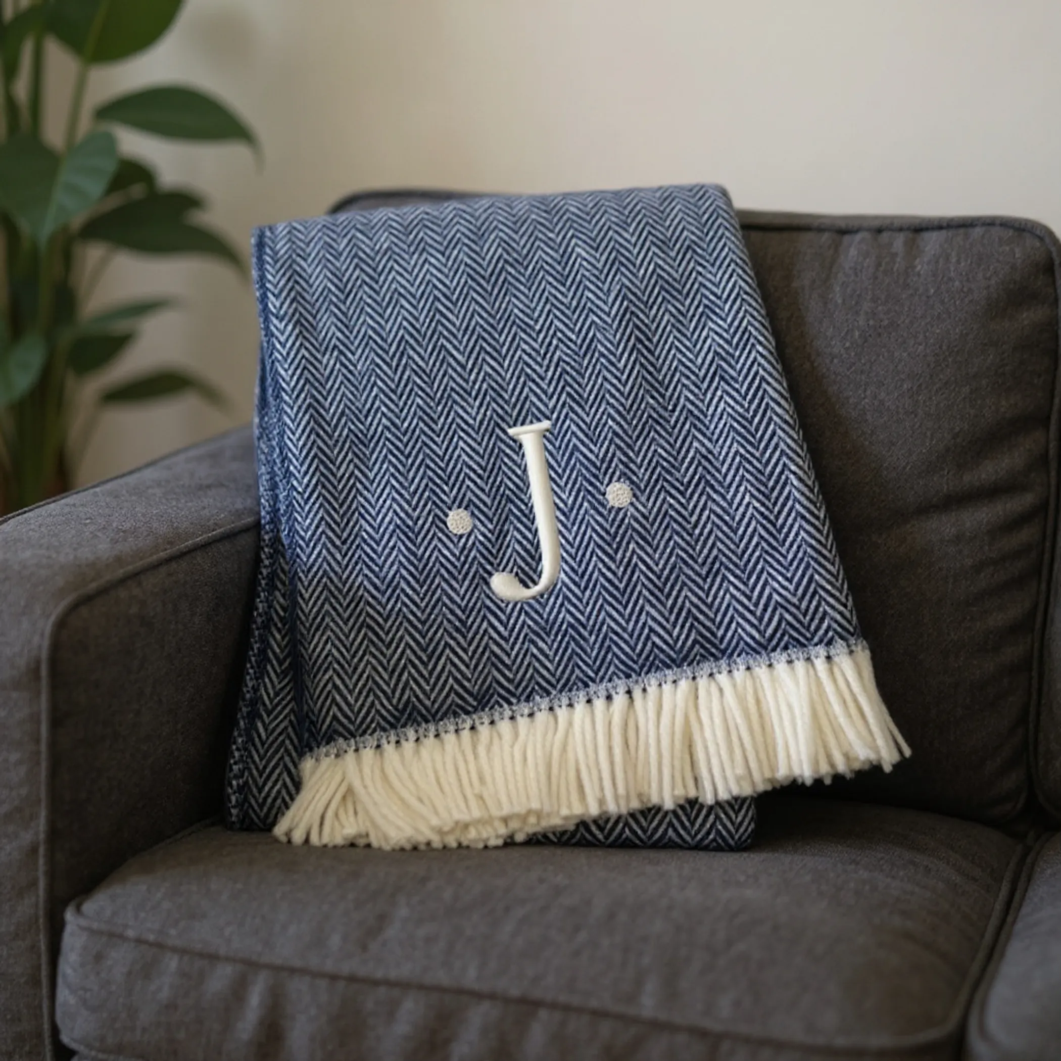 Chăn cotton pha dệt xương cá thêu chữ J màu xanh navy trắng, viền tua rua - Ảnh 2