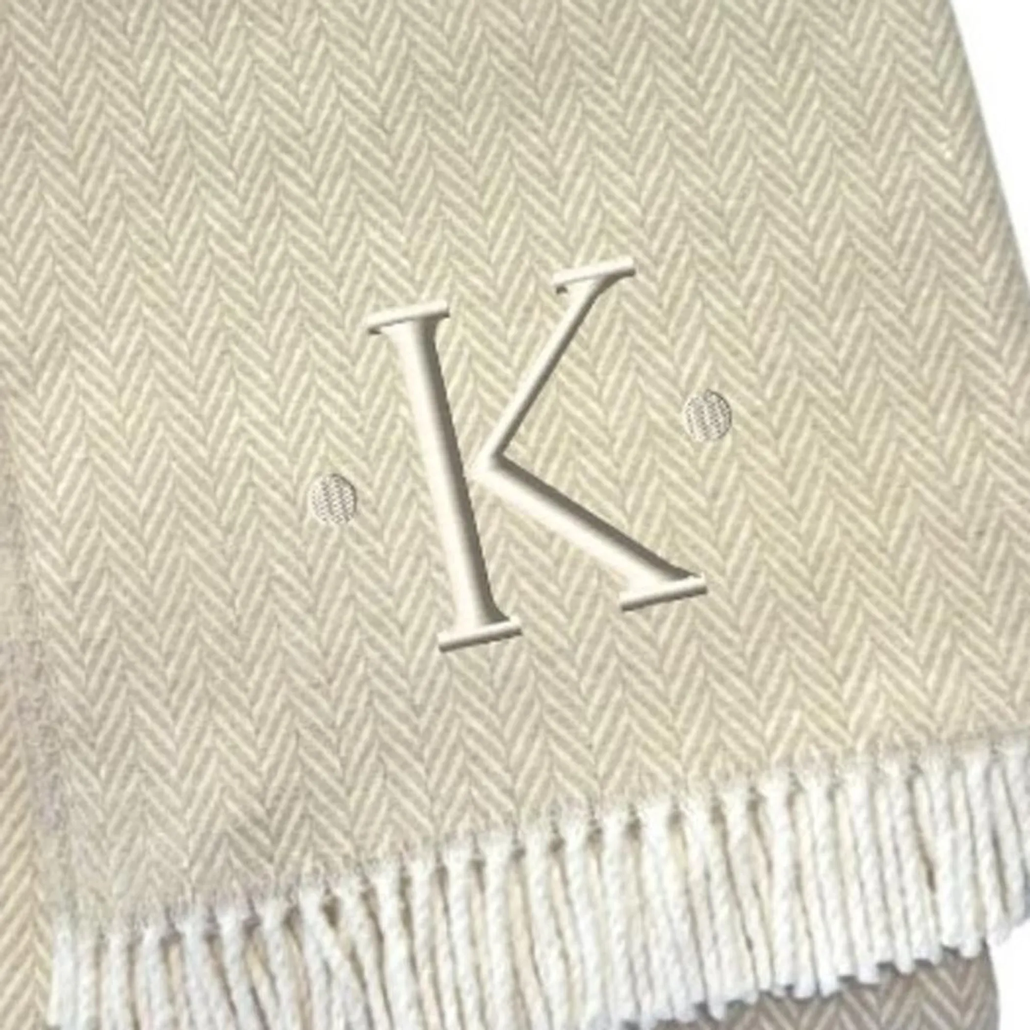 Chăn cotton pha dệt xương cá thêu chữ K màu lanh trắng, viền tua rua - Ảnh 5